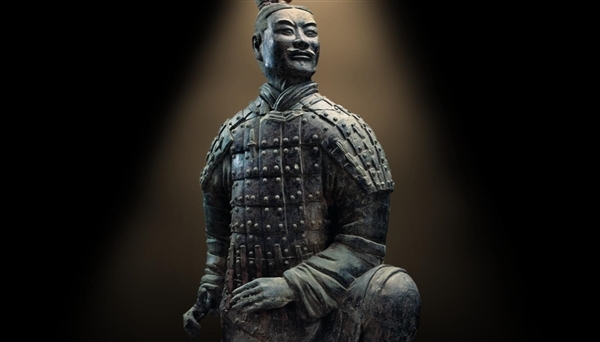官方通报男子跳至兵马俑三号坑：造成二级文物两尊铠甲武士俑损坏