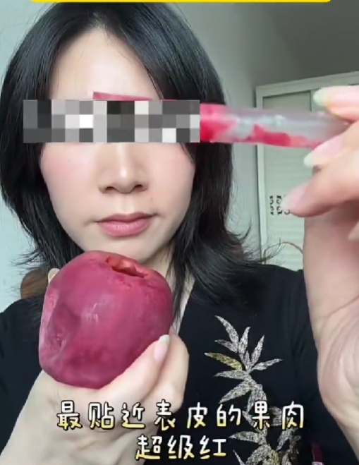 女子吃苹果剩下完整苹果皮：用吸管一点点吸出果肉