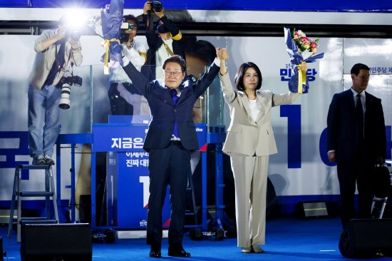 李在明及妻子6月4日清晨在首尔